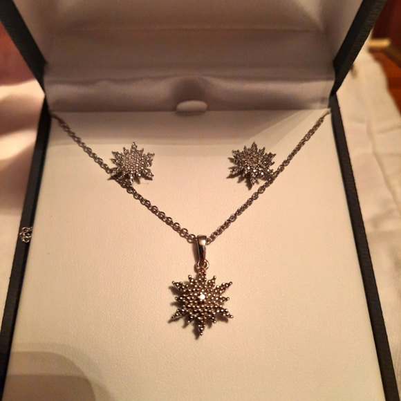 Snowflake earrings and necklace set - Picture 3 of 4